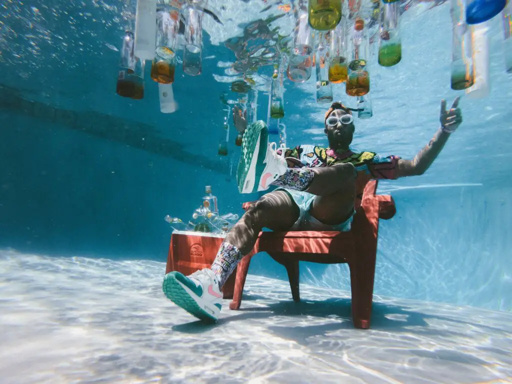 Underwater party drinks