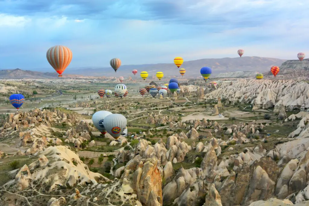 Turkijke luchtballonnen gebergte sfeer kleuren rood blauw wit geel paars zwart hobby sfeerfoto's vlag vakantie 