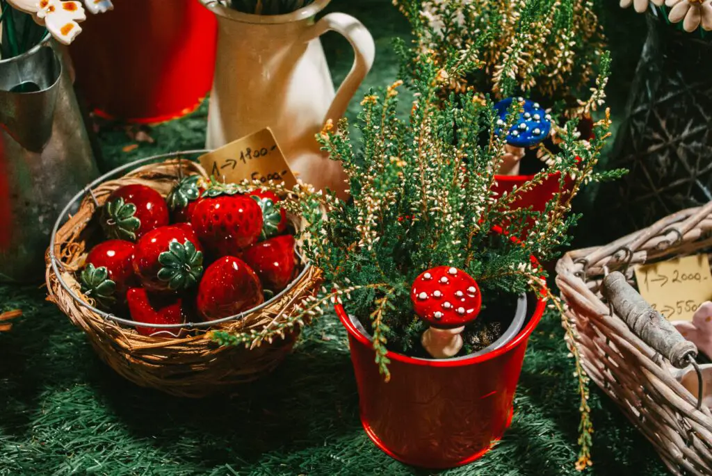 strawberries, red, Christmas basket, green