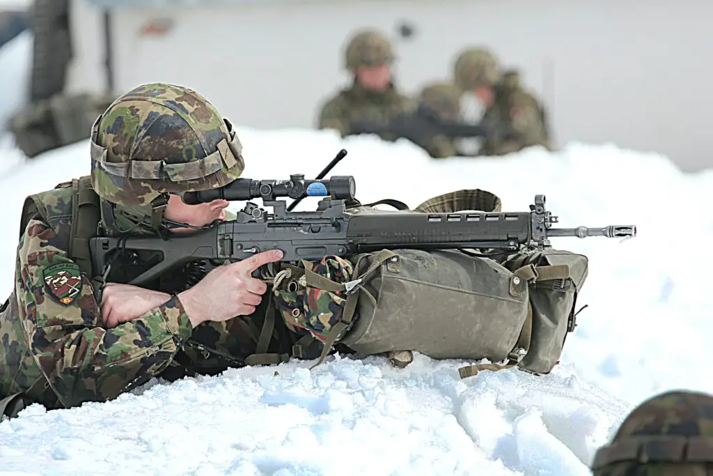 Un soldat de l'hiver se bat contre le froid et la glace