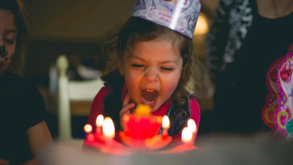 Fiesta de cumpleaños niño niña familia familia