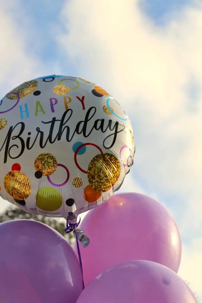 Canciones de cumpleaños con globos de gas